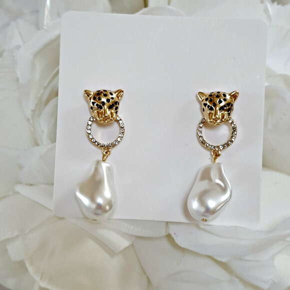 NEW! ELEGANT Leopard HEAD STUD PEARL DROP EARRING - Picture 7 of 7